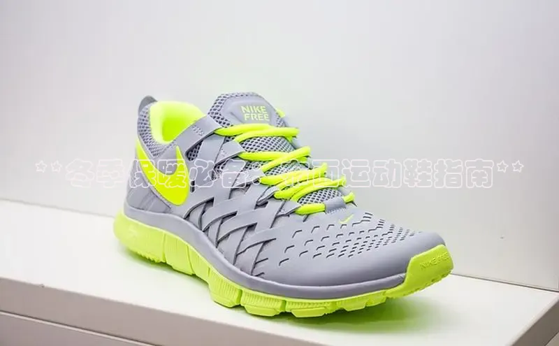 意昂体育百度Apollo**冬季保暖必备：布面运动鞋指南**