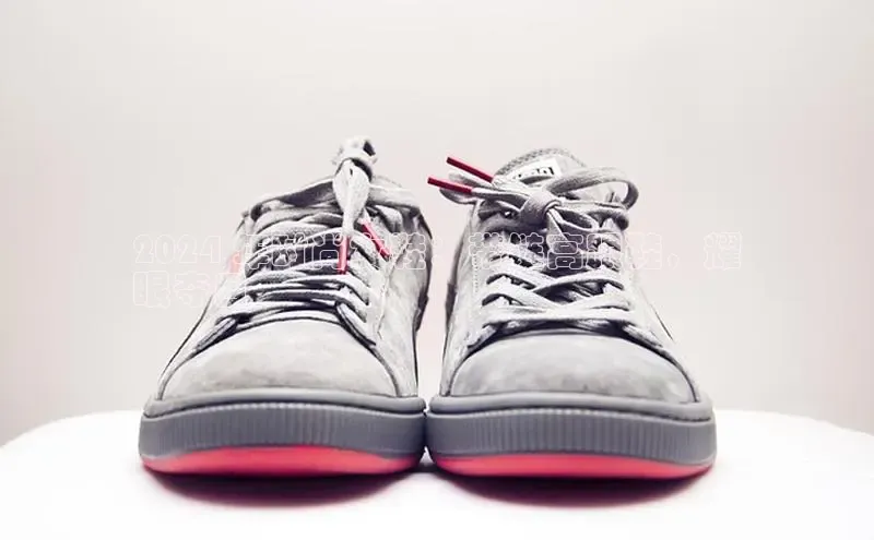 意昂体育入口文心一言2024 年时尚女鞋：带链高跟鞋，耀
眼夺目