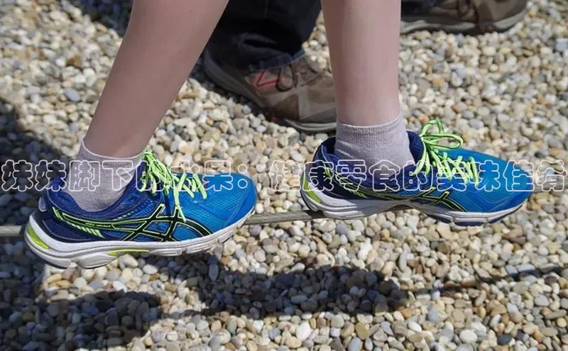 意昂2登录入口百度网盘妹妹脚下的水果：健康零食的美味佳肴