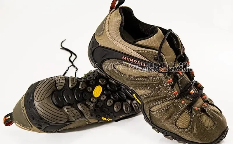 意昂意昂体育度小满理财闪耀你的双足：2024 年新款爆款银色
亮片鞋