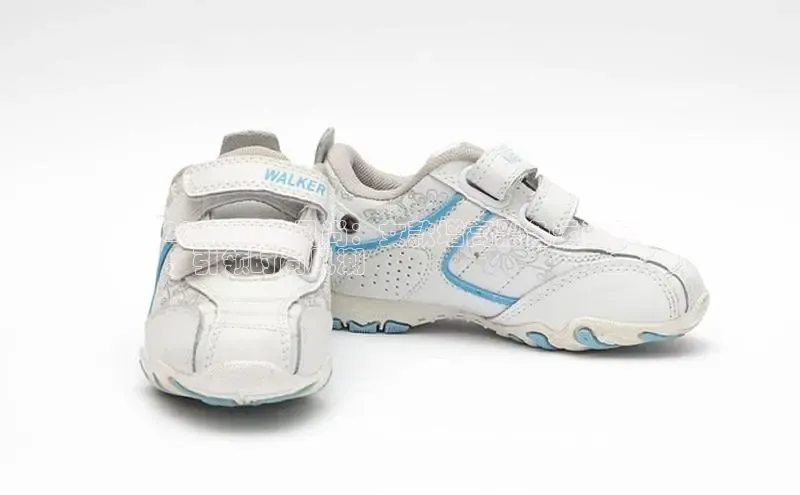 意昂体育登录哇咔哇咔文化2024 潮流风尚：女款增高黑色运动鞋
，引领时尚风潮