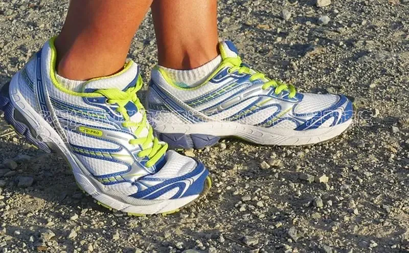 意昂体育百度 H5必看技巧中考跑步穿运动鞋的秘密：提升速度
和耐力