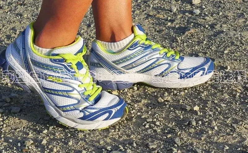 意昂注册官网梯哥哥科技薄型白色运动鞋：轻盈、舒适的完美选择